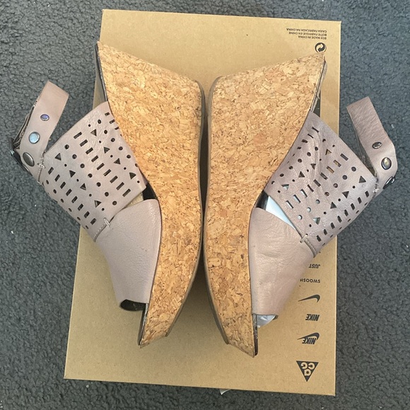 RARE Kenneth Cole wedged sandals with geometric pattern cutouts. Leather. - Picture 3 of 17